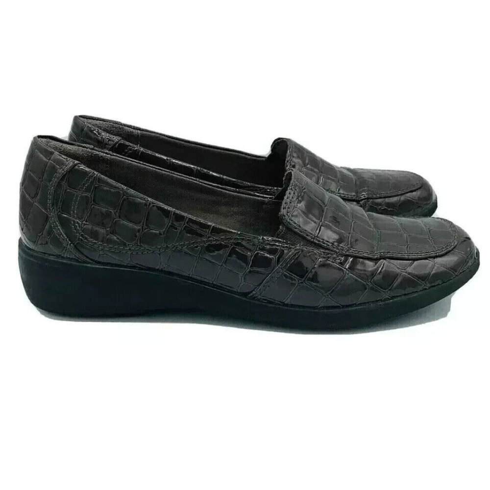 Clarks Shoes Womens Size 7.5 M Brown Collection Alligator Print Loafers Slip On